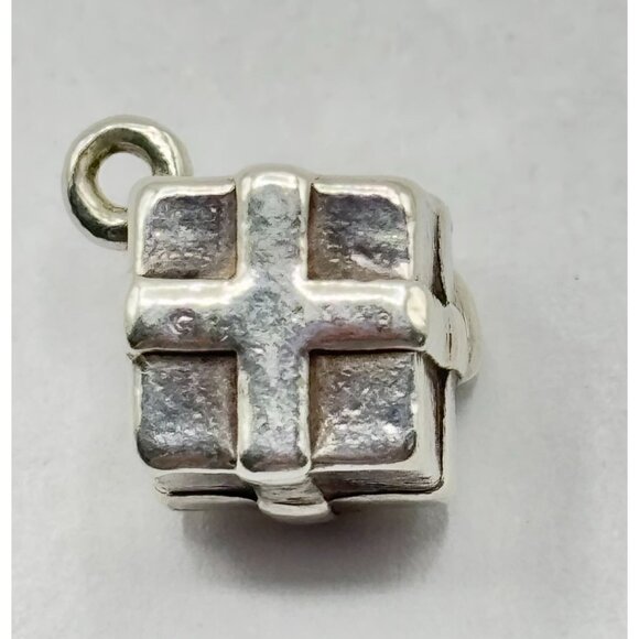 James Avery Sterling Silver 925 Retired Gift Box Charm Bow Design - Picture 4 of 6